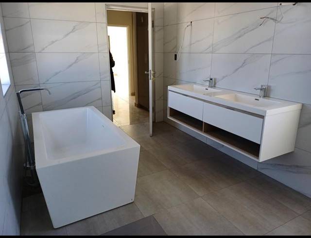 4 BEDROOM HOUSE FOR SALE IN LANSERIA